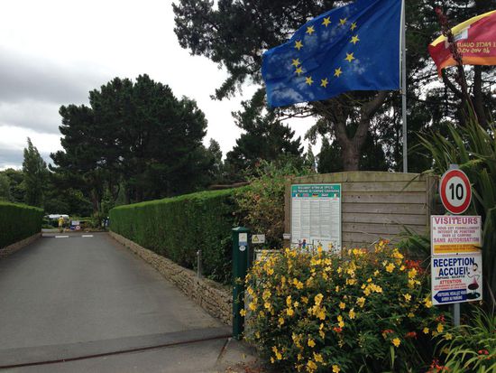 Die Einfahrt zu Camping Les Capucines.