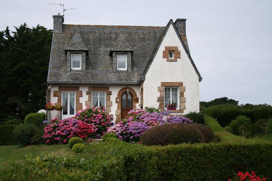 Eines der typischen kleinen bretonischen Häuser, herrlich.