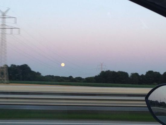 Der Mond hat uns begleitet... auf der einen Seite der Autobahn...