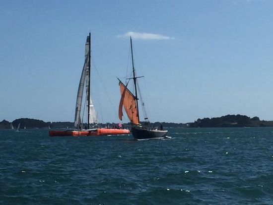 High-End Trimaran trifft klassischen Segler!