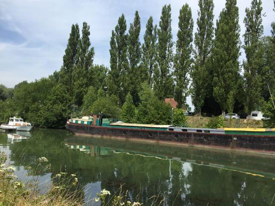 Wir sind in Péronne angekommen. Unser Gespann bei der Ankunft am Hafen, der zu dem Campingplatz gehört.