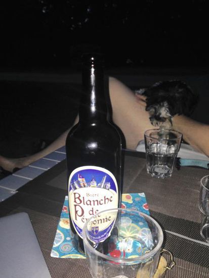 Nach der langen Anreise und dem Spaziergang durch die Stadt gönnen wir uns die Familienflasche (0,75l) Bier aus Péronne. Sehr lecker!