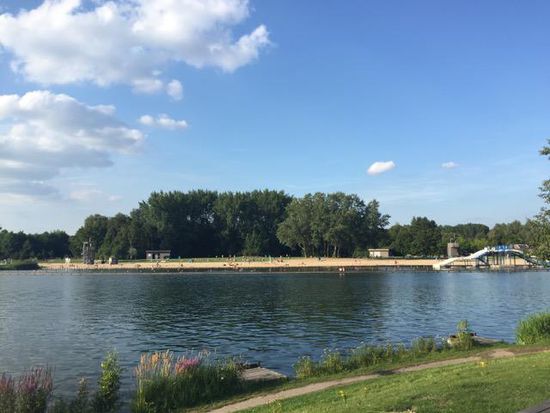Der Badesee mitten im Sportpark Blaameersen.