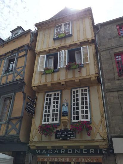 Hier gibt es noch sehr viele alte Fachwerkhäuser, die sonst in der Bretagne verschwunden sind.