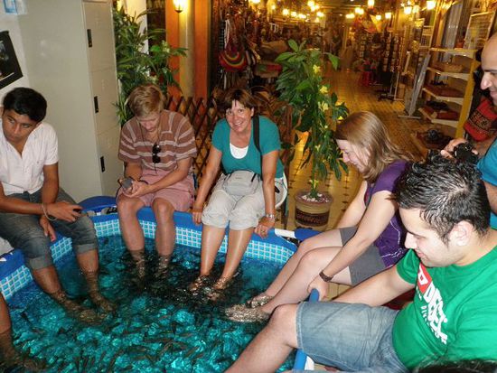 Erholung im Fisch-Spa nach stundenlangem Fussmarsch durch die Strassen von KL. Die Fische knabbern die abgestorbene Haut weg. Das kitzelt...