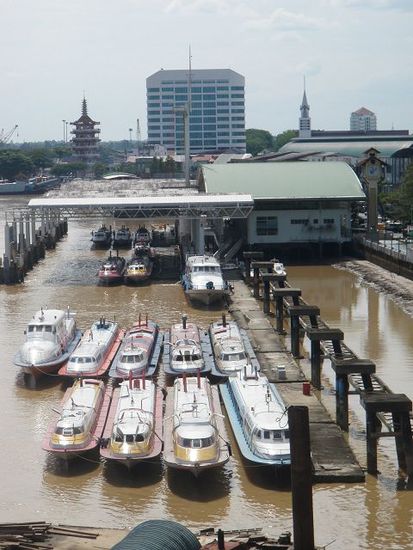 Sicht vom Hotel-Schwimmbad auf den Hafen, von wo die schnellen Langboote den Betang Rajang hinauffahren.