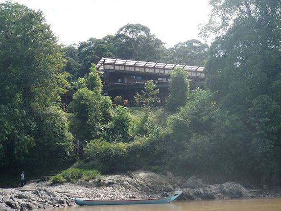 Hoch über dem Fluss zwischen Stromschnelle zwei und drei liegt unser Hotel ganz allein.
