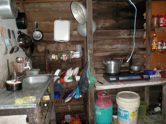 Seine Wohnung ist gross, doch es existieren weder Tische noch Stühle im ganzen Haus, sondern nur Schlafmatten mit von den Wänden bereit hängenden Moskitonetzen. Alles andere wird sitzend auf dem Boden erledigt, auch gegessen. Gegessen wird übrigens nicht mit Besteck, sondern mit der rechten Hand.