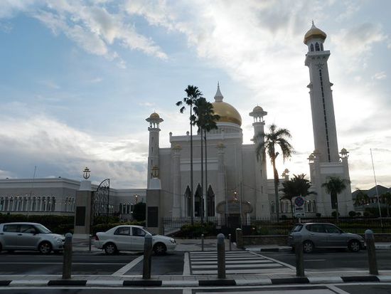 Die imposante Moschee in weissen Carrara-Marmor aus Italien und Granit aus Shanghai.