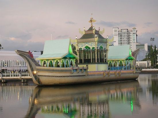 In der Lagune hinter der Moschee spiegelt sich der steinerne Nachbau einer königlichen Barke aus dem 16. Jh.