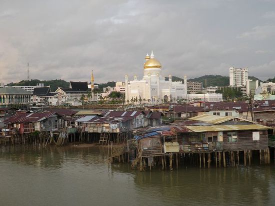 Sicht von einem Fischerdorf auf die Kampong Ayer, die "Fluss-Stadt". Etwa 27'000 Menschen leben in diesen Pfahldörfern und sie haben eigene Schulen, Moscheen, Spital etc.