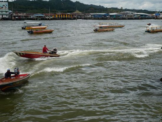 Viele Wassertaxis rasen kreuz und quer über den Fluss.