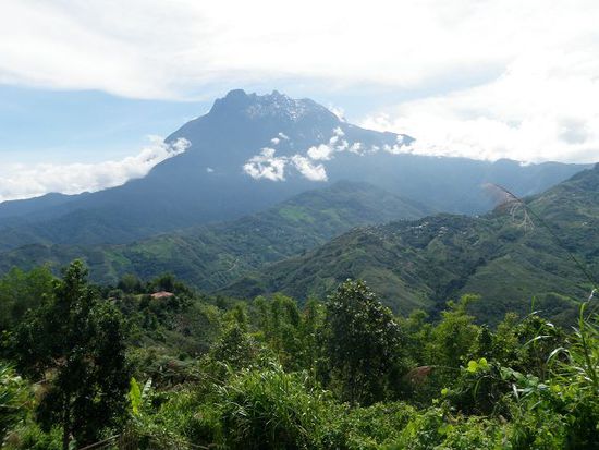 Der Hauptgrund für den Besuch von Kota Kinabalu ist der mächtige Mount Kinabalu (4095 m). Man braucht keine spezielle Erfahrung um ihn zu besteigen, man muss nur fit sein. Sind wir leider nicht (mehr)!