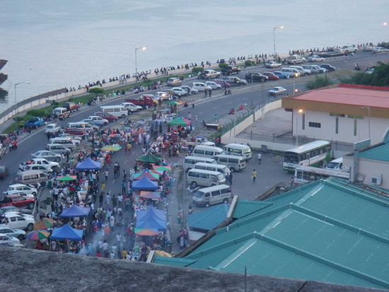 und bewundert die Aussicht auf den Ramadan Markt. Besonders witzig sind die jungen Leute auf der Quaimauer (im Hintergrund), die dort ihr Abendessen verzehren.