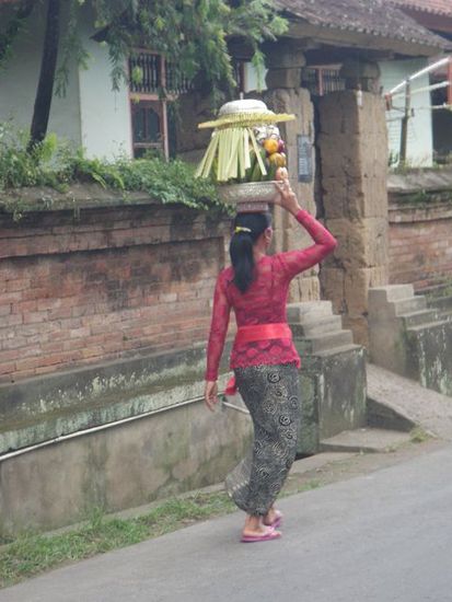 Auf dem Weg zum Tempel mit Opfergaben...