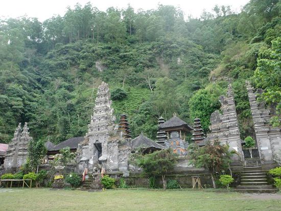 Wir spenden beim drittwichtigsten Tempel Balis für eine gute Weiterreise...