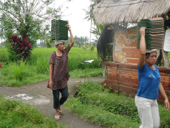 Auch am Wanderweg beobachtet: Frauen verrichten die Harte Arbeit. Männer helfen ihnen aber, die Ziegelsteine auf den Kopf zu heben...