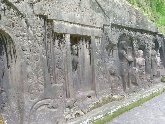 Das in Stein gemeisselte Yeh Pulu Relief aus dem 14. Jh. Es zeigt das Leben auf Bali aus dieser Zeit. Vom Tourismus abgesehen hat sich bis heute nicht viel daran geändert