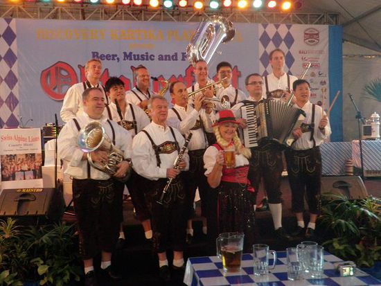 Die Swiss Alpine Lyons (!) aus Singapur sorgen für Unterhaltung