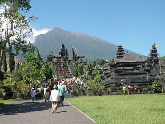 Pura Besakih, der wichtigste Tempel der Balinesen mit dem heiligen Gunung Agung (3142M.ü.M.) im Hintergrund.