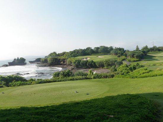 Die traumhafte Anlage des Pan Pacific Hotels wo wir den Sonnenuntergang geniessen.
PS für Golfer: Par 4 214 Meter über die Bucht!