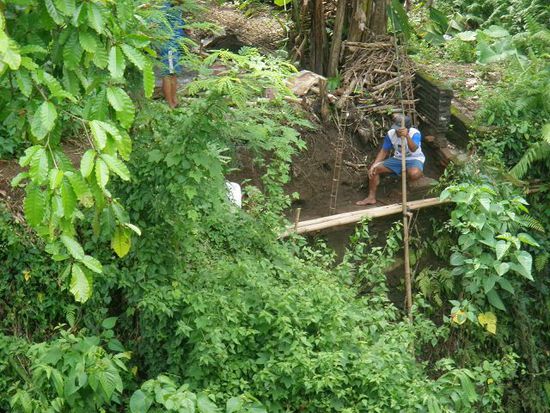Die vertikale Stütze dieses Konstruktes steht auf einem kleinen Felsvorsprung ca. 10 Meter unter dem schmalen, ungesicherten Weg. Die SUVA lässt grüssen.