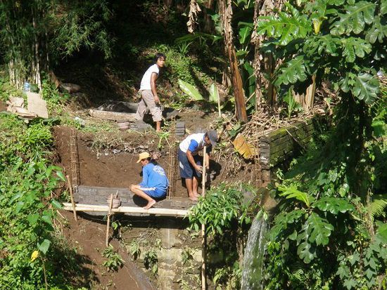 Langsam wächst die Mauer unter, für uns, unglaublichen Bedingungen 20 Meter über dem Fluss