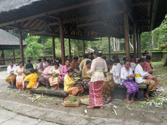 Im Tempel Batu Karu wird wieder mal eine Zeremonie vorbereitet; und von dieser Gelegenheit für einen Schwatz scheinen alle gleichzeitig zu profitieren.