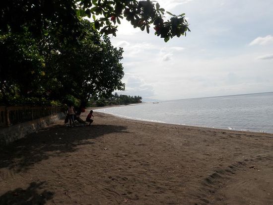 Der schwarze Sandstrand von Lovina