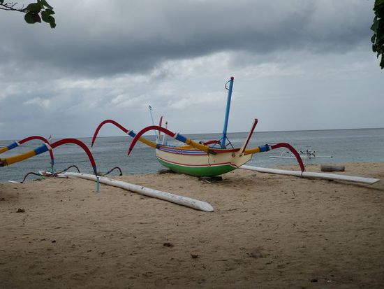 Fischerboot am Strand von Sanur