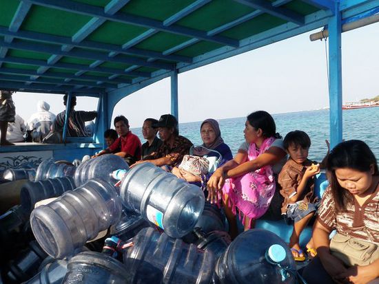 Süsswasserquellen auf Gili Air gibt es nicht, also muss Wasser mit jedem möglichen Transport aus Lombok herangeschafft werden, auch mit Passagieren zusammen.