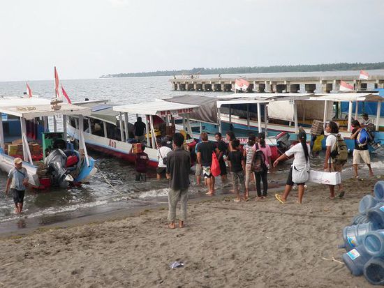 Kaum erklären wir uns nach intensiven Preisverhandlungen zum Charter bereit, schwärmen Dutzende von Fahrgästen auf unser Boot. Zum Gratistransport natürlich. Wir steigen sofort von Bord. Wären wir gefragt worden, kein Problem. So aber nicht! Gott sei Dank haben wir jegliche Vorauszahlung des Charterpreises verweigert. Dann warten wir doch lieber auf das Shuttleboot, das anderthalb Stunden später fährt.