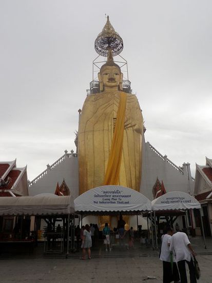 Dieser Buddha ist 32 Meter hoch und 11 Meter breit und alles mit 24 Karat Blattgold verziert.