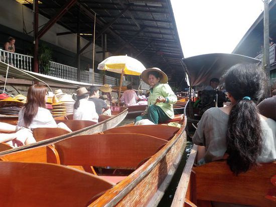 Ausflug zu einem "Floating Market", einem schwimmenden Markt in Ratchaburi, bekannt für die riesigen irdenen Wasserkrüge mit Drachenmotiven, die noch heute in Handarbeit hergestellt werden. Stossverkehr beim Einkaufen.