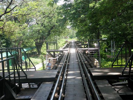 Nach der Brücke führt die Strecke weiter in Richtung Birma. Sie wird aber nur noch bis zum Ort Kanchanaburi benutzt, wo sich die Brücke befindet.