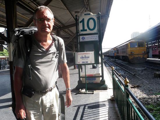 Auf Gleis 10 sollte unser Zug vor 10 Minuten abgefahren sein aber noch nichts in Sicht. Wir sind verwöhnt, denn vor nur 90 Jahren brauchte man per Schiff und Elefanten eine ganze Woche um von Bangkok nach Chiang Mei zu gelangen.