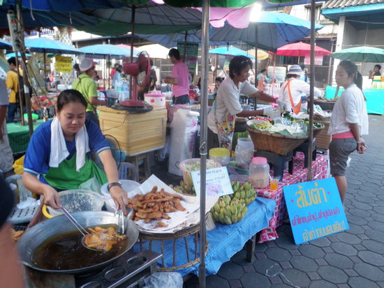 Was es da nicht alles zu essen, zu riechen und zu sehen gibt, unglaublich.