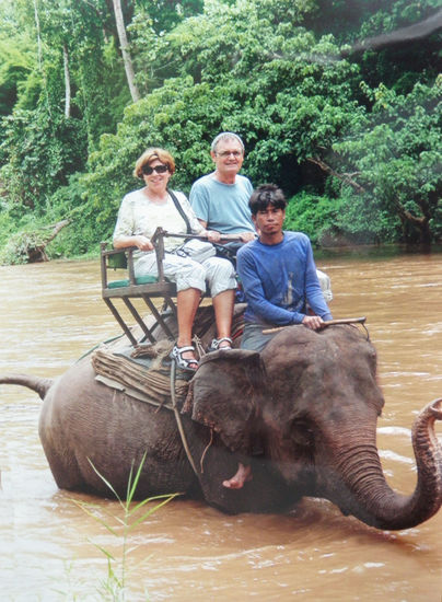 "Elefantenritt im Urwald": Sieht idyllisch aus, aber der Elefantenführer (Mahut) vor uns hat nichts als Party im Sinn und lässt Discomusik laufen und singt lautstark (falsch) mit.