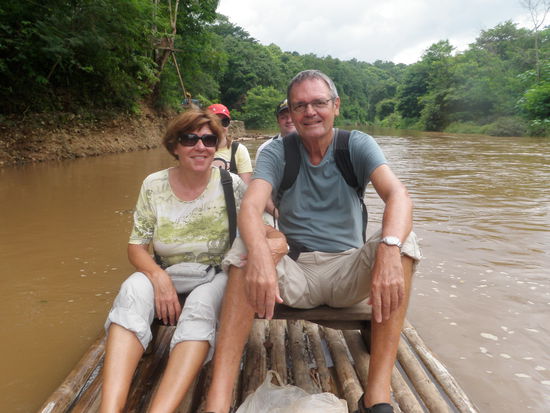 Viel gemütlicher dagegen ist die Fahrt auf dem Bambusfloss.