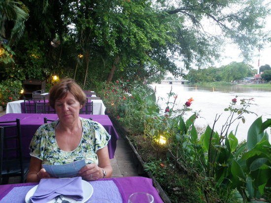 Eine unserer Lieblingsbeschäftigungen: Lesen der Speise- und Getränkekarte.