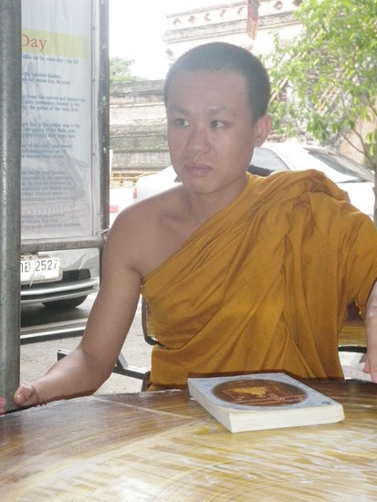 In einem Kloster laden die jungen Mönche zur Diskussion ein. Dieser junge Mann ist in seinem 5. Jahr als Mönch und hat uns viel zu erzählen.