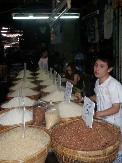 Und dann geht's einkaufen auf dem Markt, wo Reis nicht gleich Reis ist, 
