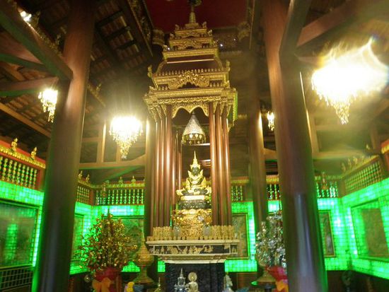 Der Jade-Buddha, das nationale Heiligtum Thailands, wurde in Chiang Rai gefunden, ist heute aber im Nationalmuseum in Bangkok ausgestellt. Also liess man sich aus kanadischer Jade eine eigene Kopie herstellen und darum herum einen fantastischen Tempel bauen.
