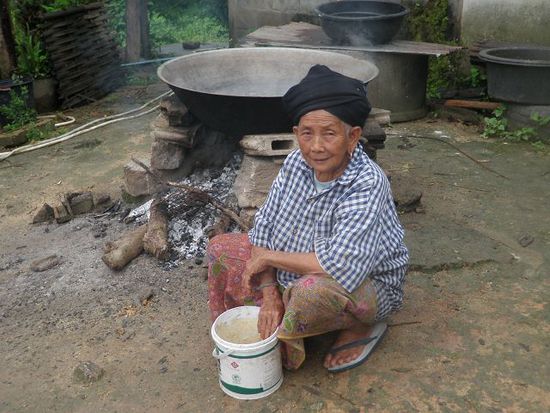 Wir besuchen ein Dorf der Kuomintang. Die 93. Armee von Chang Kai Check floh vor Mao Tse Tung nach Thailand und erhielt Asyl, auch weil sie den Thais Unterstützung gegen deren Aufständische gewährte. Chinesisch ist hier noch immer die Umgangssprache, doch spricht die gegenwärtige Generation auch Thai. Diese 84-jaehrige Frau aber nicht.