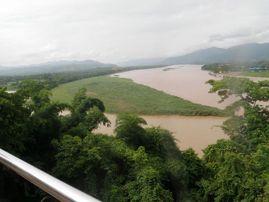 Im Goldenen Dreieck. Im Vordergrund Thailand, der Spitz zwischen den beiden Flüssen ist Myanmar oder Birma, und das rechte Ufer des Mekongs hinten ist Laos. Das Opium-Museum hier ist übrigens einen Besuch wert.