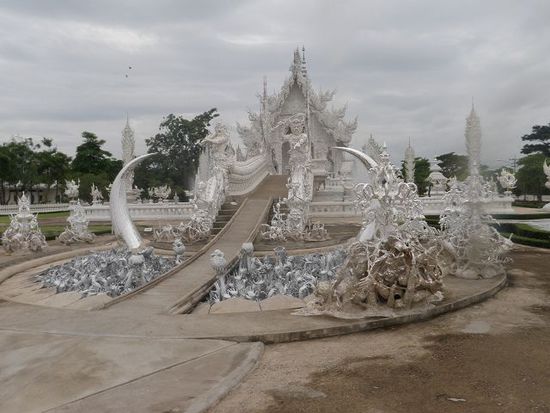 Zum Abschluss in Chiang Rai besuchen wir den Weissen Tempel. Ein riesiges Projekt eines bekannten thailändischen Künstlers. Er ist auch der Erbauer des neuen Clock Towers in Chiang Rai.