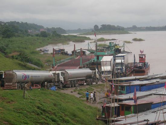 Die Tankwagen bringen raffinierte Ölprodukte aus Indonesien und Malaysien und fahren weiter ins ca. 200 km entfernte China.