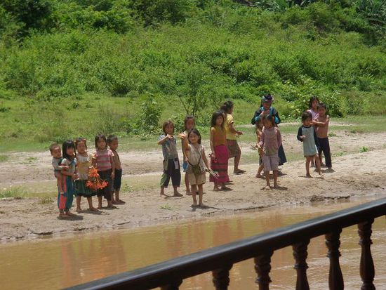 Die grösseren Kinder fahren mit dem Boot in ein grösseres Dorf in die Schule. Die kleineren Kinder verabschieden uns.