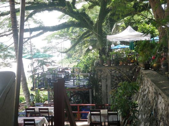 Lauschige kleine Restaurants am Mekong. Lao Essen ist sehr lecker und wir haben wieder einmal einen Kochkurs besucht...