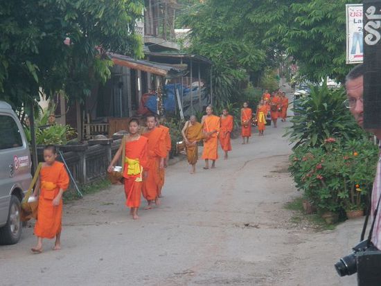 Jeden Morgen um 5.30 schreiten orange gekleidete Mönche in nicht enden wollenden Reihen die Strassen hinab und nehmen Essensgaben von Gläubigen entgegen. Dies ist vor unserem Hotel. Und wir sind auf!